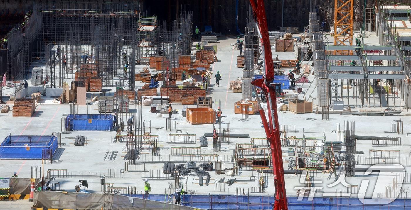 서울 시내 신축 아파트 시공 현장에서 건설노동자들이 작업을 하고 있다. &#40;자료사진&#41; /뉴스1 ⓒ News1 김진환 기자