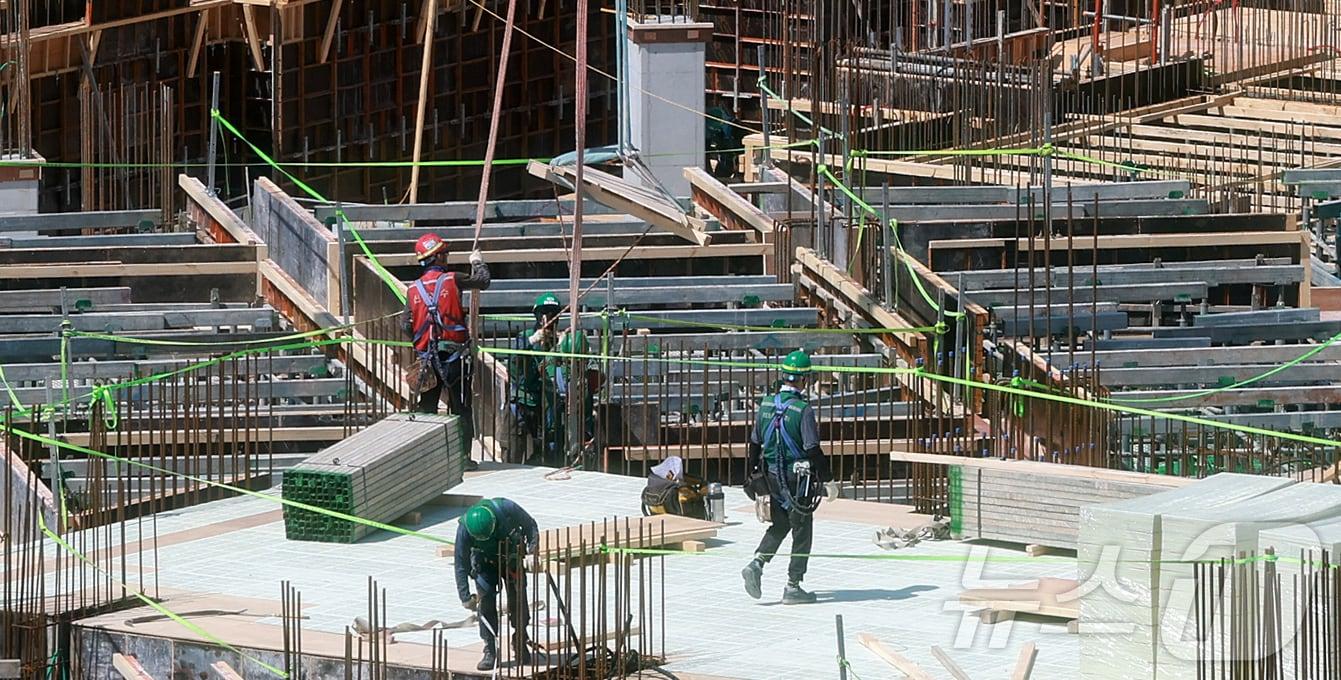 본문 이미지 - 아파트 건설현장. 뉴스1 DB 2025.4.30/뉴스1 ⓒ News1 김진환 기자