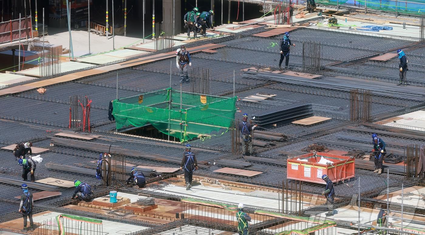 본문 이미지 - 서울 시내 신축 아파트 시공 현장에서 건설노동자들이 작업을 하고 있다. ⓒ 뉴스1 김진환 기자