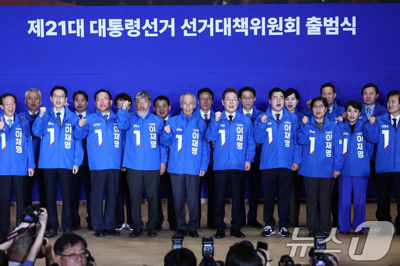 이재명 더불어민주당 대선 후보와 윤여준,박찬대 상임 총괄선대위원장 등이 30일 오후 서울 여의도 국회 의원회관에서 열린 제21대 대통령선거 중앙선거대책위원회 출범식에서 선대위복을 입고 기념촬영을 하고 있다. 2025.4.30/뉴스1 ⓒ News1 김민지 기자