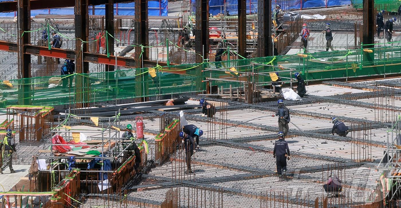 서울 시내 신축 아파트 시공 현장에서 건설노동자들이 작업을 하고 있다. &#40;자료사진&#41;/뉴스1 ⓒ News1 김진환 기자