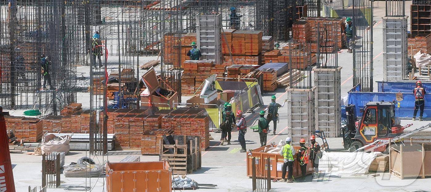 서울 시내 신축 아파트 시공 현장에서 건설노동자들이 작업을 하고 있다. (자료사진)/뉴스1 ⓒ News1 김진환 기자