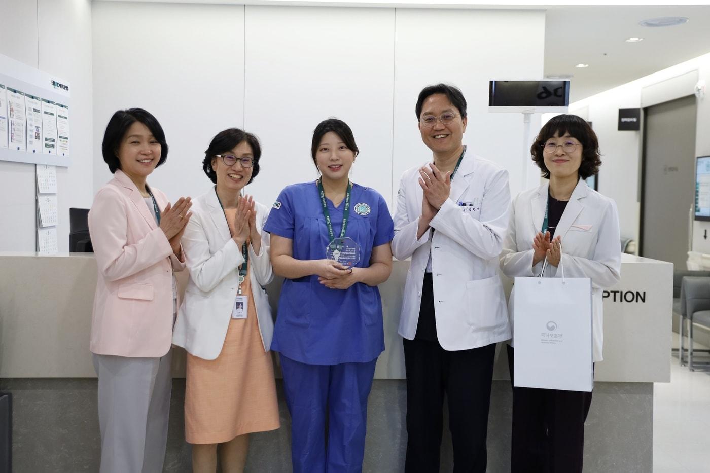 이대목동병원 지은옥 외래간호파트장(왼쪽부터), 김숙현 간호부원장, 최애리 간호사, 김한수 병원장, 강선정 외래간호팀장.(이화의료원 제공)