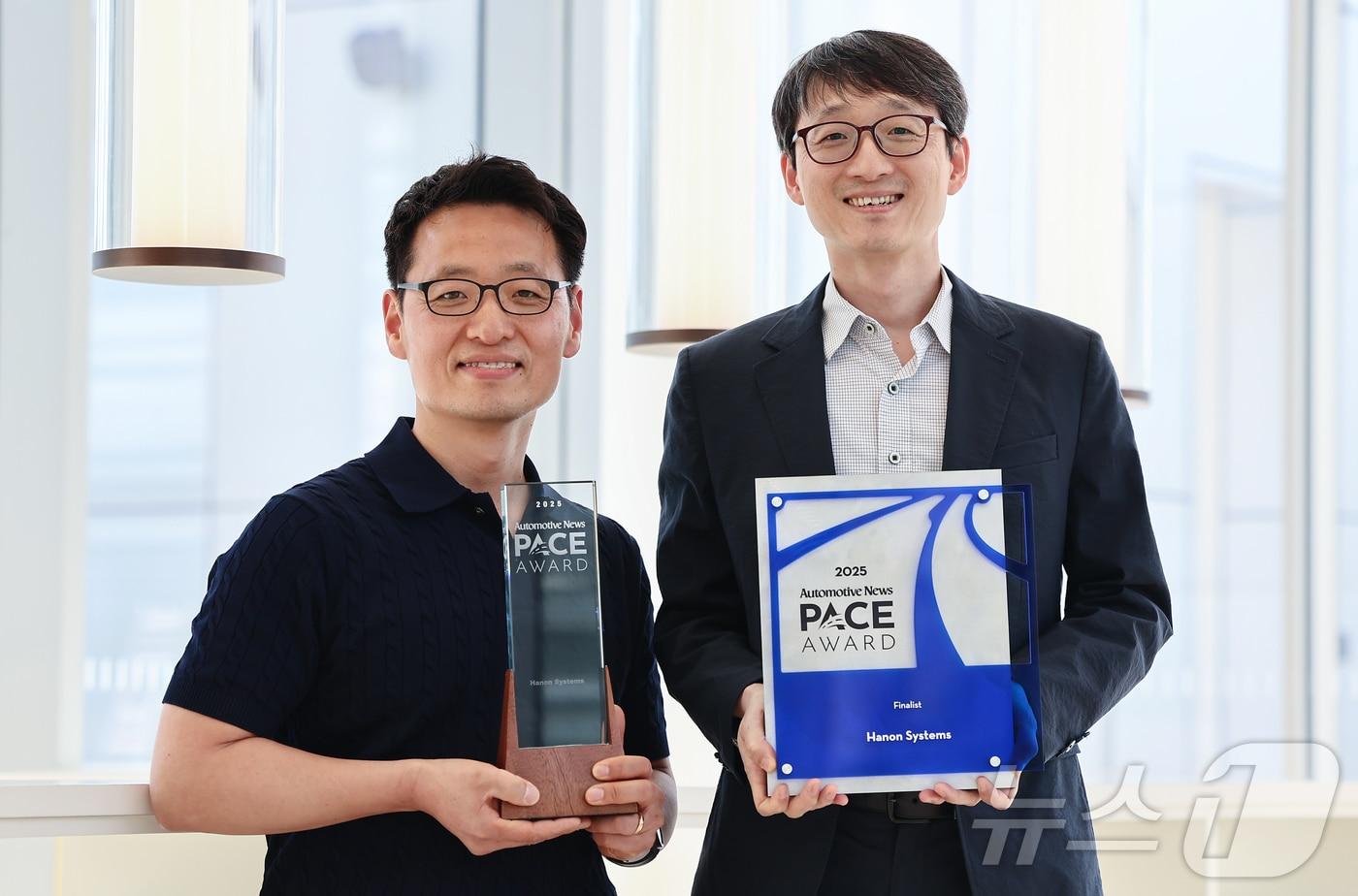 오동훈 한온시스템 연구소 선행융복합시스템 팀장(오른쪽)과 박지용 선행융복합시스템 책임 연구원이 30일 경기 성남 한국앤컴퍼니 판교 사옥에서 진행된 뉴스1과 인터뷰에서 '2025 페이스(PACE) 어워드' 상패를 들고 포즈를 취하고 있다. 2025.4.30/뉴스1 ⓒ News1 김도우 기자