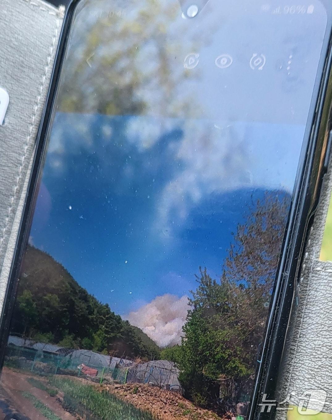 본문 이미지 - 지난 28일 오후 2시쯤 대구 북구 노곡동 함지산에서 불이 나자 김성기 씨(77)가 119에 첫 신고했다. 김 씨가 휴대폰으로 촬영한 산불 발생 모습.2025.4.30/뉴스1 ⓒ News1 이성덕 기자