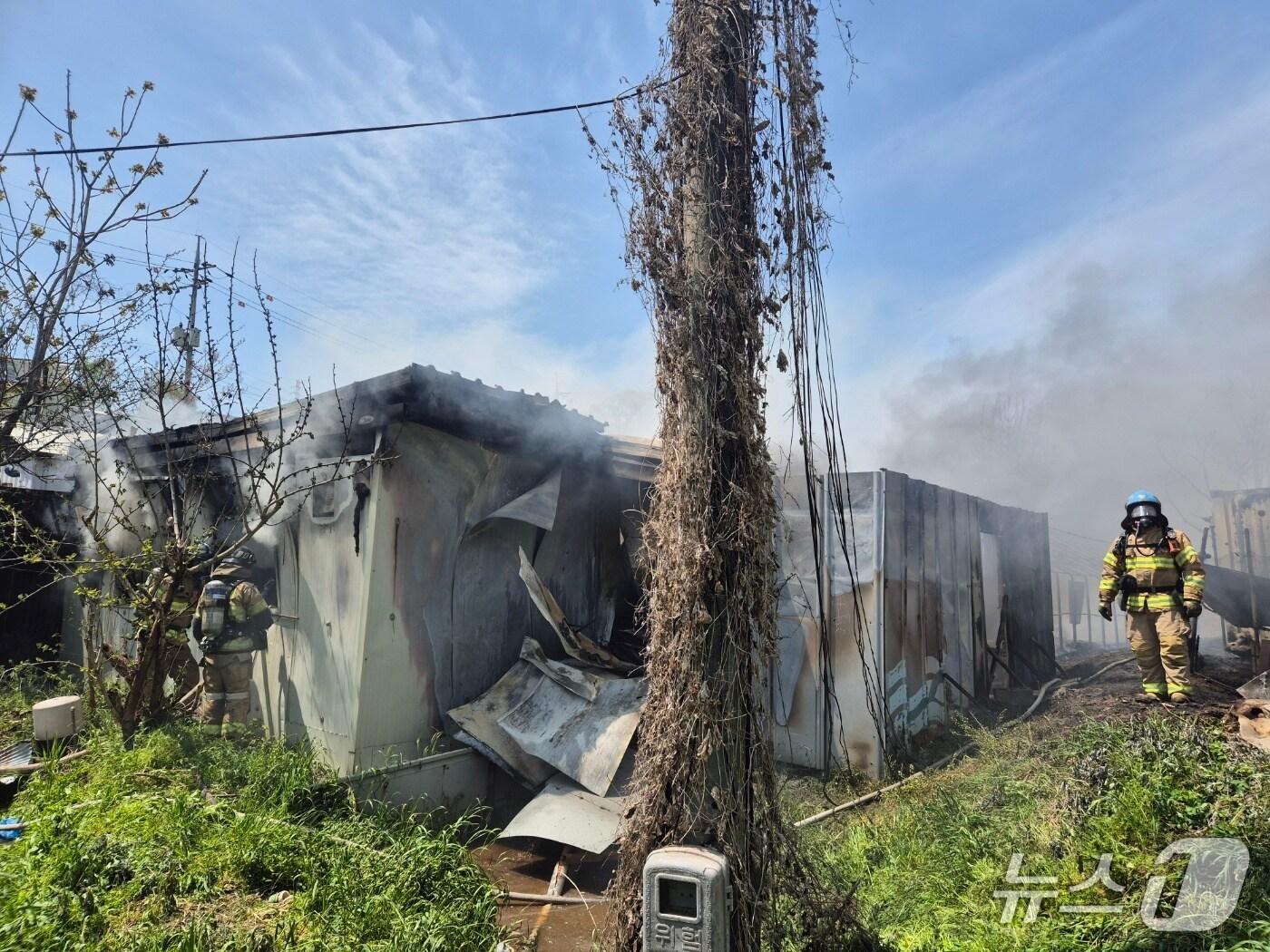 본문 이미지 - 화재 현장 모습.(경기도소방재난본부 제공)