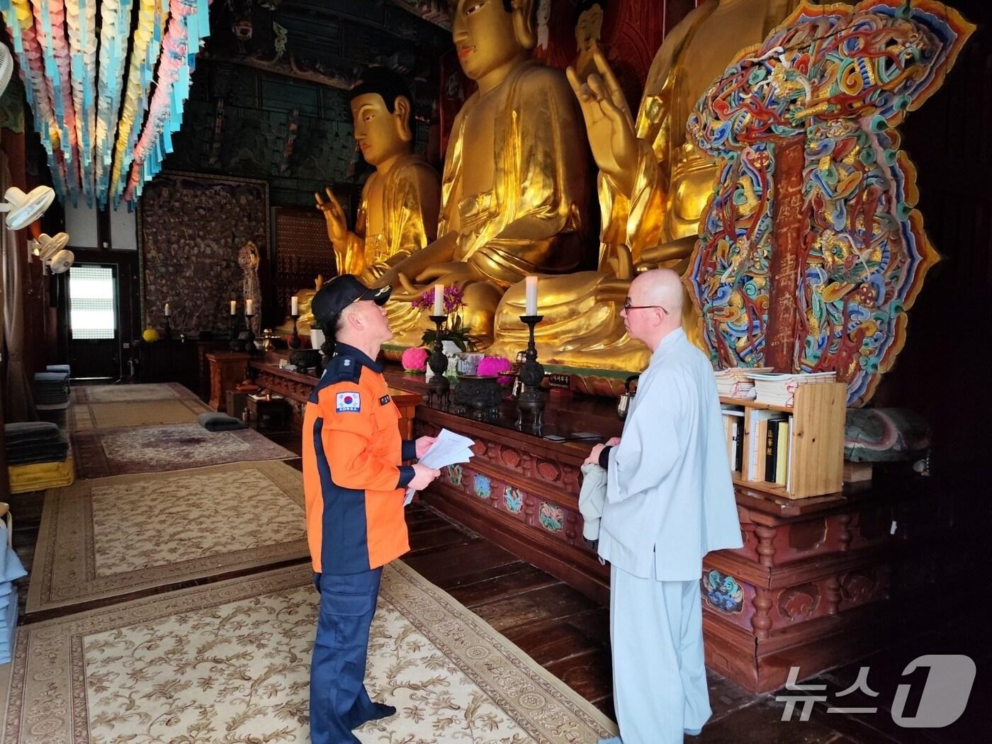 본문 이미지 -  전북자치도소방본부는 내달 2일부터 6일까지 부처님 오신 날 대비 특별경계근무에 돌입한다고 30일 밝혔다.&#40;전북소방 제공. 재판매 및 DB금지&#41;