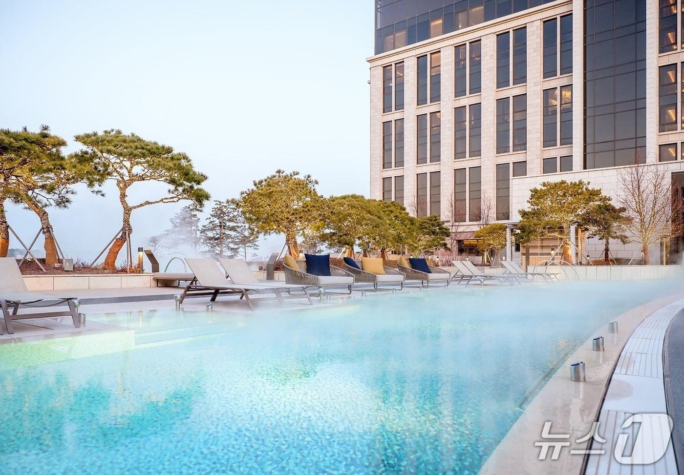 파라다이스시티 아웃도어 풀 &#40;파라다이스 호텔앤리조트 제공&#41;