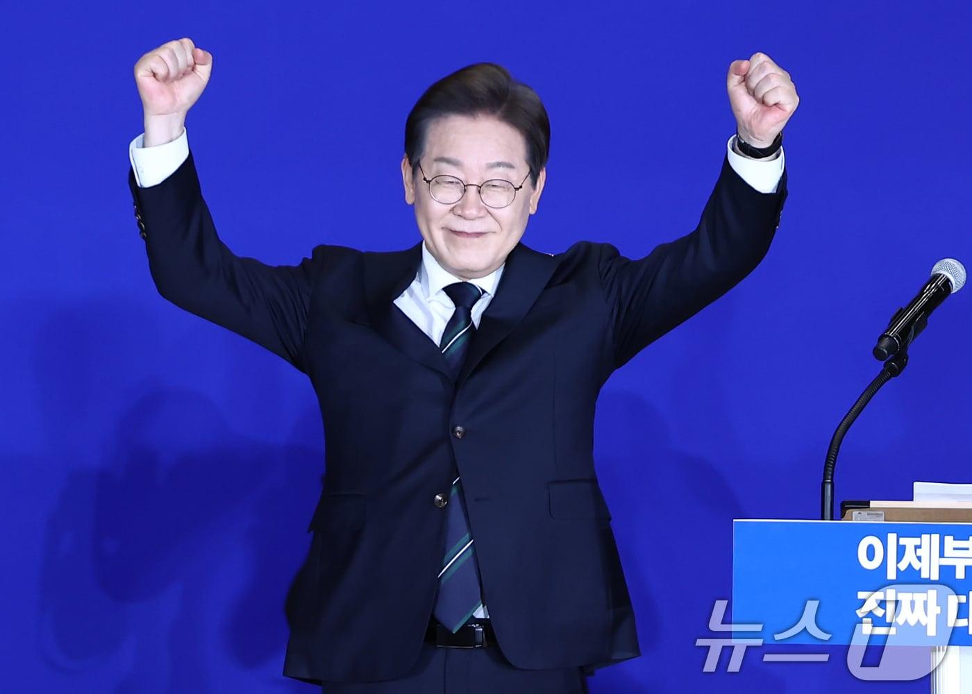 본문 이미지 - 이재명 더불어민주당 대선 후보가 30일 서울 여의도 국회 의원회관에서 열린 '제21대 대통령선거 중앙선거대책위원회 출범식'에서 연설을 마치고 주먹을 불끈 쥐고 만세하고 있다. ⓒ News1 김민지 기자