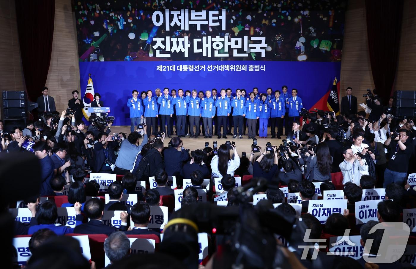 이재명 더불어민주당 대선 후보가 30일 서울 여의도 국회 의원회관에서 열린 &#39;제21대 대통령선거 중앙선거대책위원회 출범식&#39;에서 박찬대, 윤여준 상임 총괄선대위원장 등 참석자들과 선대위복을 입고 기념촬영을 하고 있다.&#40;자료사진&#41;2025.4.30/뉴스1 ⓒ News1 김민지 기자