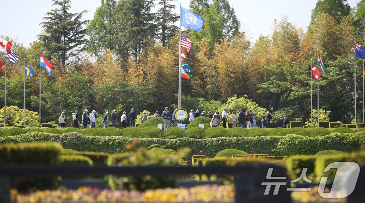 부산 남구 유엔기념공원을 찾은 외국인 관광객들이 유엔군 전몰장병 묘역을 둘러보고 있다. 2025.4.30/뉴스1 ⓒ News1 윤일지 기자