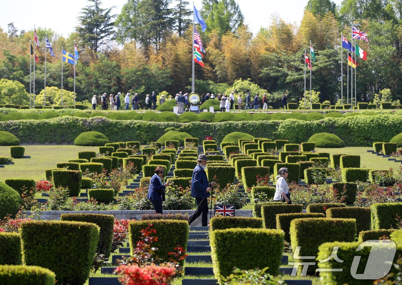 부산 남구 유엔기념공원을 찾은 외국인 관광객들이 유엔군 전몰장병 묘역을 둘러보고 있다. 2025.4.30/뉴스1 ⓒ News1 윤일지 기자