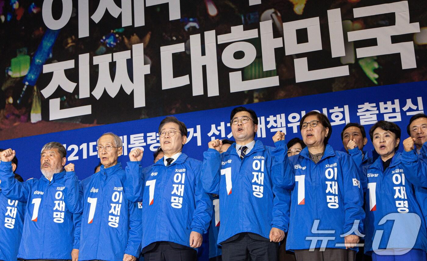 본문 이미지 - 이재명 더불어민주당 대선 후보와 윤여준 상임 총괄선대위원장 등이 30일 오후 서울 여의도 국회 의원회관에서 열린 제21대 대통령선거 중앙선거대책위원회 출범식에서 선대위복을 입고 기념촬영을 하고 있다. 2025.4.30/뉴스1 ⓒ News1 이재명 기자