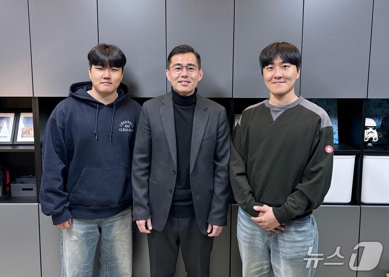 본문 이미지 - 김현수 교수(가운데)와 오주석생(왼쪽)·윤상윤 석사과정생.(단국대 제공)