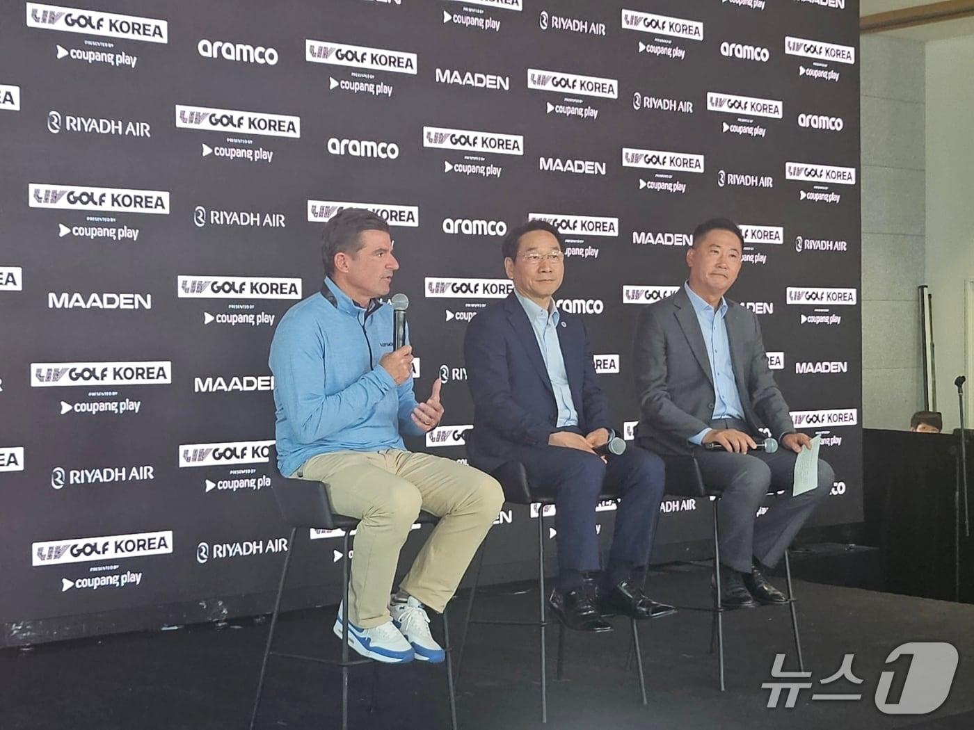본문 이미지 - 스콧 오닐 LIV 골프 CEO(왼쪽)가 30일 열린 LIV 골프 코리아 공식 기자회견에서 질문에 답하고 있다. 오닐 CEO의 좌측은 유정복 인천시장, 김희규 잭니클라우스 골프클럽 코리아 총지배인. ⓒ News1