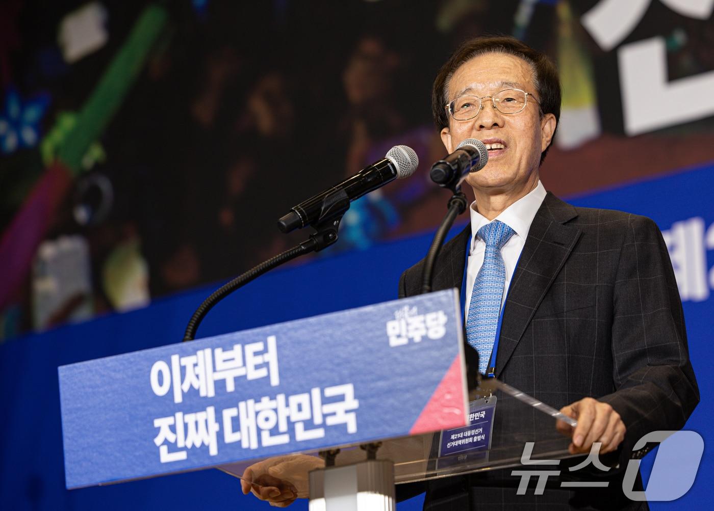 본문 이미지 - 이석연 더불어민주당 공동선대위원장이 30일 오후 서울 여의도 국회의원회관에서 열린 제21대 대통령선거 중앙선거대책위원회 출범식에서 발언을 하고 있다. 2025.4.30/뉴스1 ⓒ News1 이재명 기자