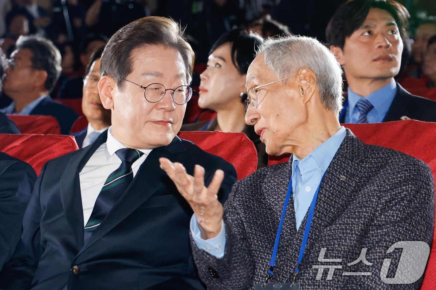 이재명 더불어민주당 대선 후보와 윤여준 상임 총괄선대위원장이 30일 오후 서울 여의도 국회 의원회관에서 열린 제21대 대통령선거 중앙선거대책위원회 출범식에 참석해 대화하고 있다. 2025.4.30/뉴스1 ⓒ News1 안은나 기자