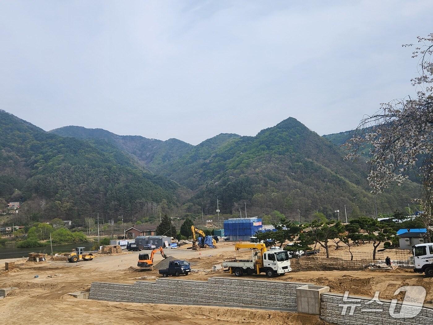 본문 이미지 - 옥천군 동이면 '유채꽃단지 기반시설 조성사업'  현장(옥천군 제공. 재판매 및 DB금지)/뉴스1