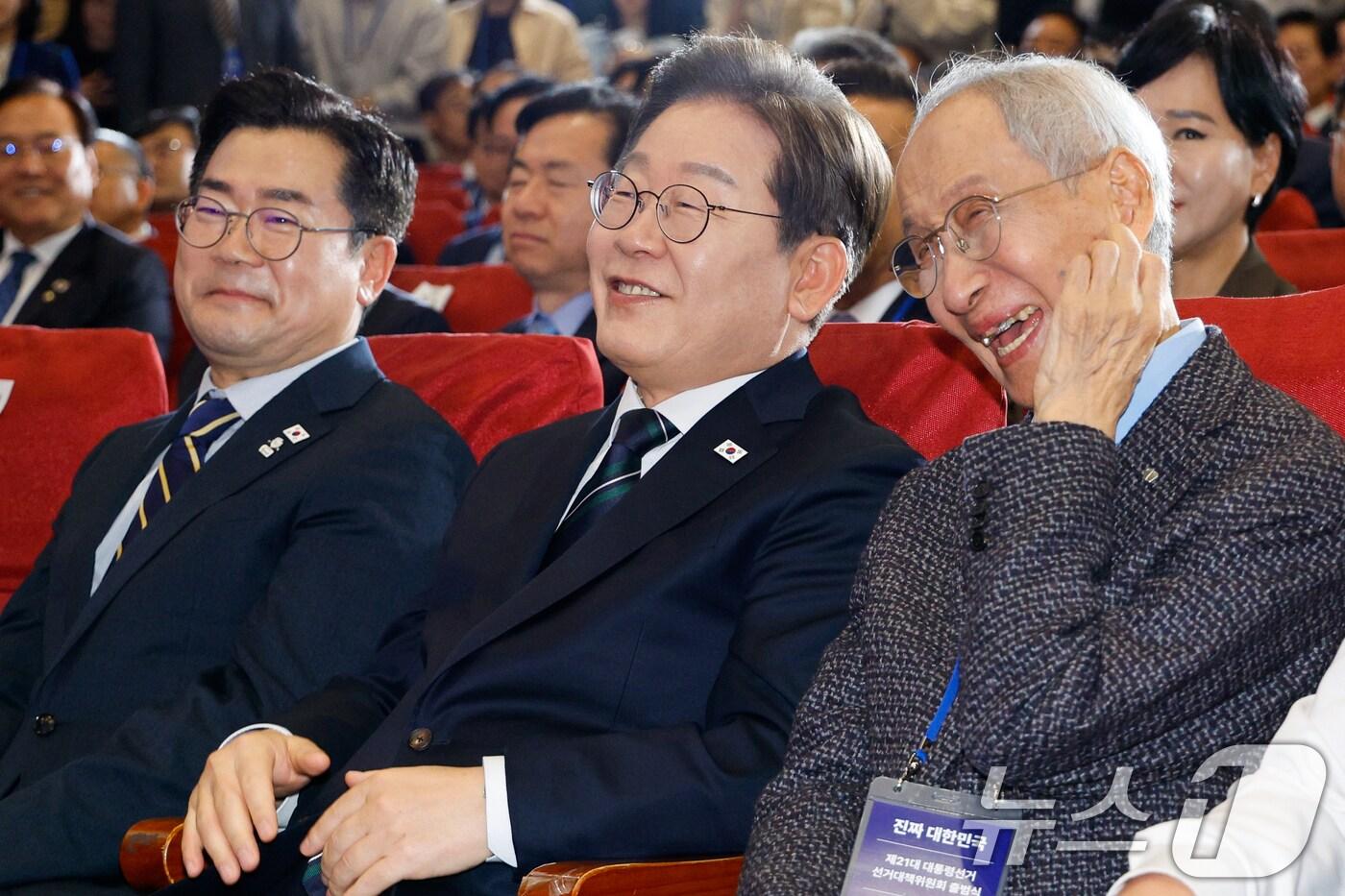 이재명 더불어민주당 대선 후보와 윤여준 상임 총괄선대위원장이 30일 오후 서울 여의도 국회 의원회관에서 열린 제21대 대통령선거 중앙선거대책위원회 출범식에 참석해 대화하고 있다. 2025.4.30/뉴스1 ⓒ News1 안은나 기자