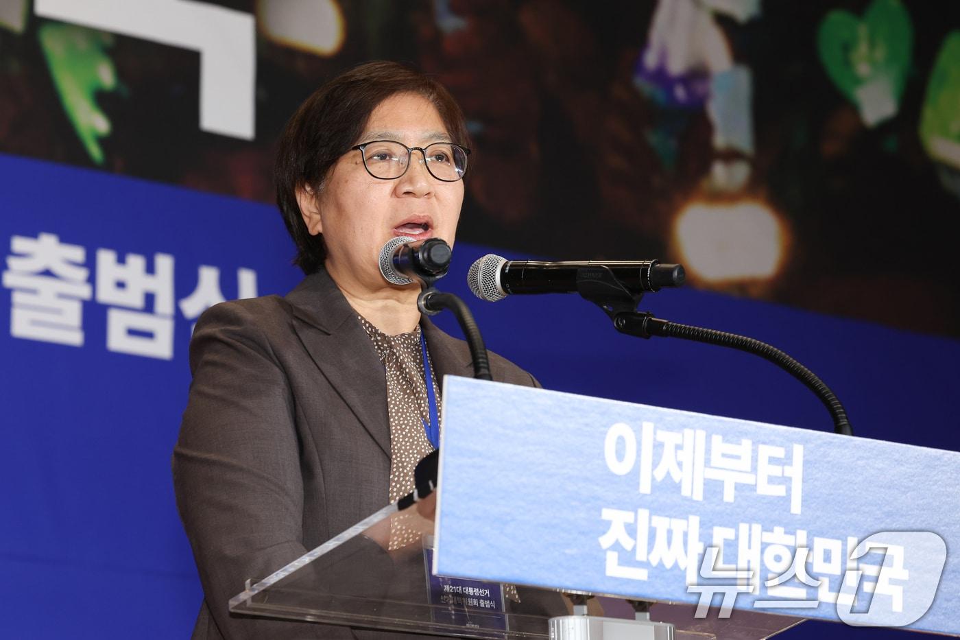 정은경 더불어민주당 총괄선거대책위원장이 30일 오후 서울 여의도 국회 의원회관에서 열린 제21대 대통령선거 중앙선거대책위원회 출범식에 참석해 인사말을 하고 있다. 2025.4.30/뉴스1 ⓒ News1 안은나 기자