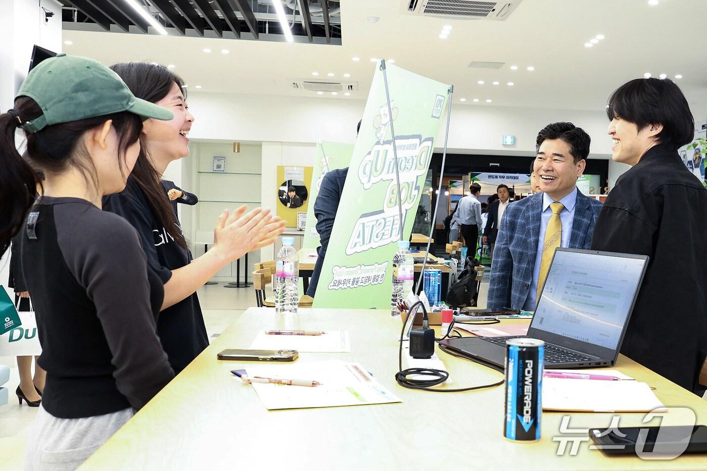 본문 이미지 - 박순진 대구대 총장(오른쪽 두번째)이 교내 취업박람회를 찾아 반도체 기업 취업을 준비하는 학생들을 격려하고 있다. (대구대 제공)