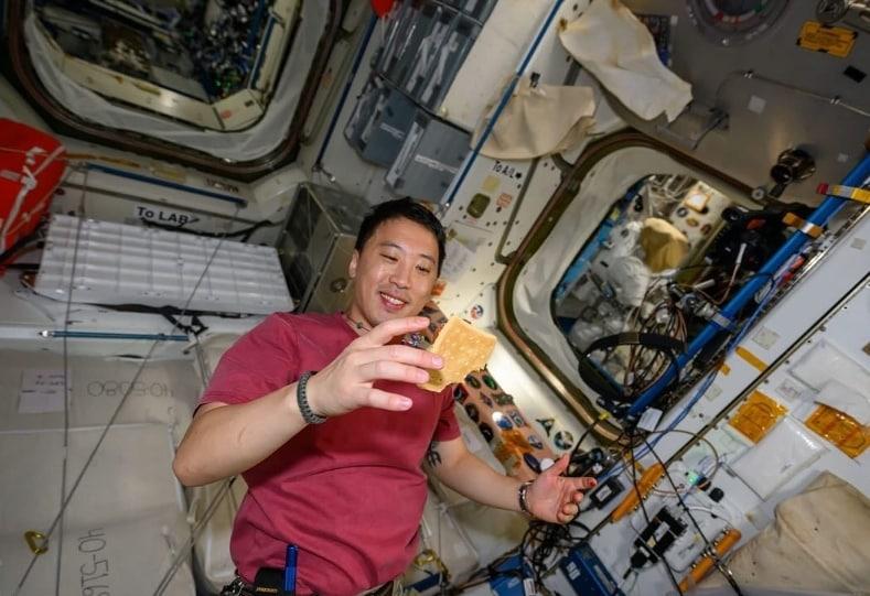 본문 이미지 - 한국계 미국인 우주비행사 조니 김이 우주에서 만든 고추장 버거를 먹고 있다. 출처: 조니 김 인스타그램. 2025.04.29