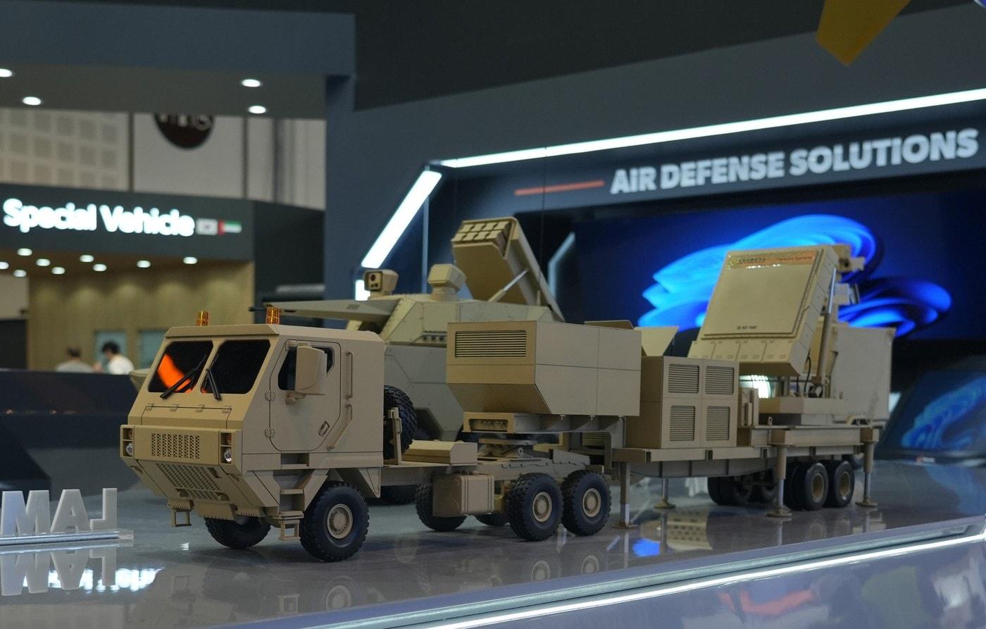 지난 2월 아랍에미리트(UAE) 아부다비에서 열린 국제 방산전시회 'IDEX 2025'에 전시된 한화시스템의 장사정포요격체계(LAMD) 다기능레이다(MFR) 모형<자료사진>(한화시스템 제공). 2025.02.17.