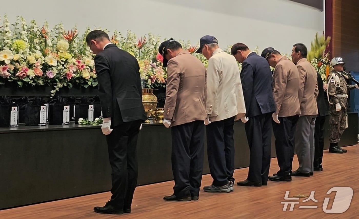 국립괴산호국원은 30일 현충관에서 무연고 국가유공자 72위 합동 안장식을 거행하고, 영현을 봉안담에 안치했다.(괴산호국원 제공)/뉴스1