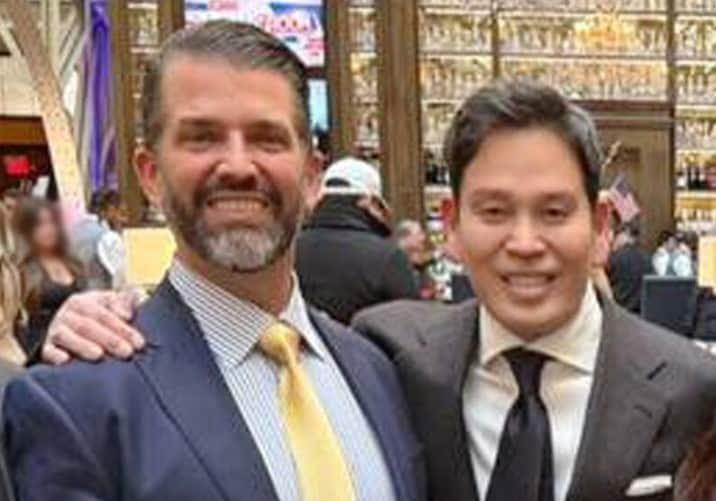 본문 이미지 - 도널드 트럼프 미국 대통령의 장남 트럼프 주니어(사진 왼쪽)가 정용진 신세계그룹 회장의 초청으로 29일 1박2일 일정으로 방한했다. (신세계그룹 제공)