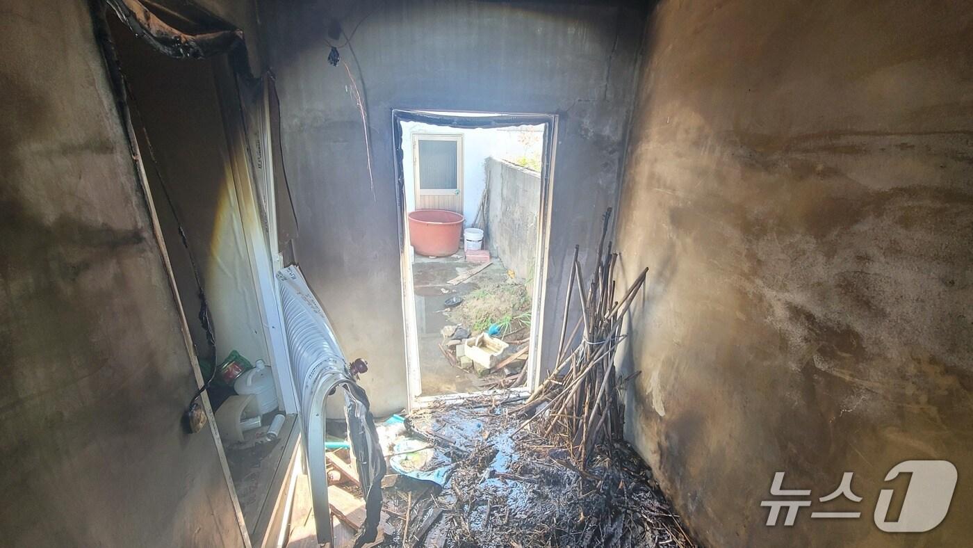  30일 오후 3시 5분께 전북자치도 정읍시 쌍암동의 한 단독주택 부속 창고에서 불이 났다.(전북소방 제공. 재판매 및 DB금지)