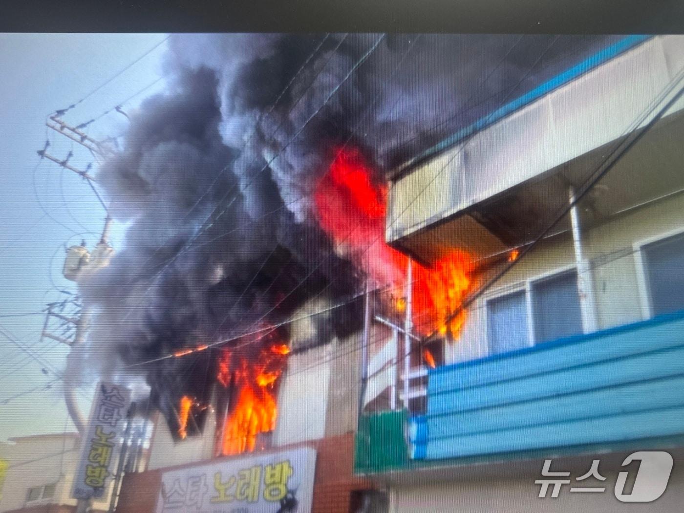 본문 이미지 - 30일 오전 10시 33분께 전북자치도 무주군 무풍면의 한 주택에서 불이 났다.(전북소방 제공. 재판매 및 DB금지) 