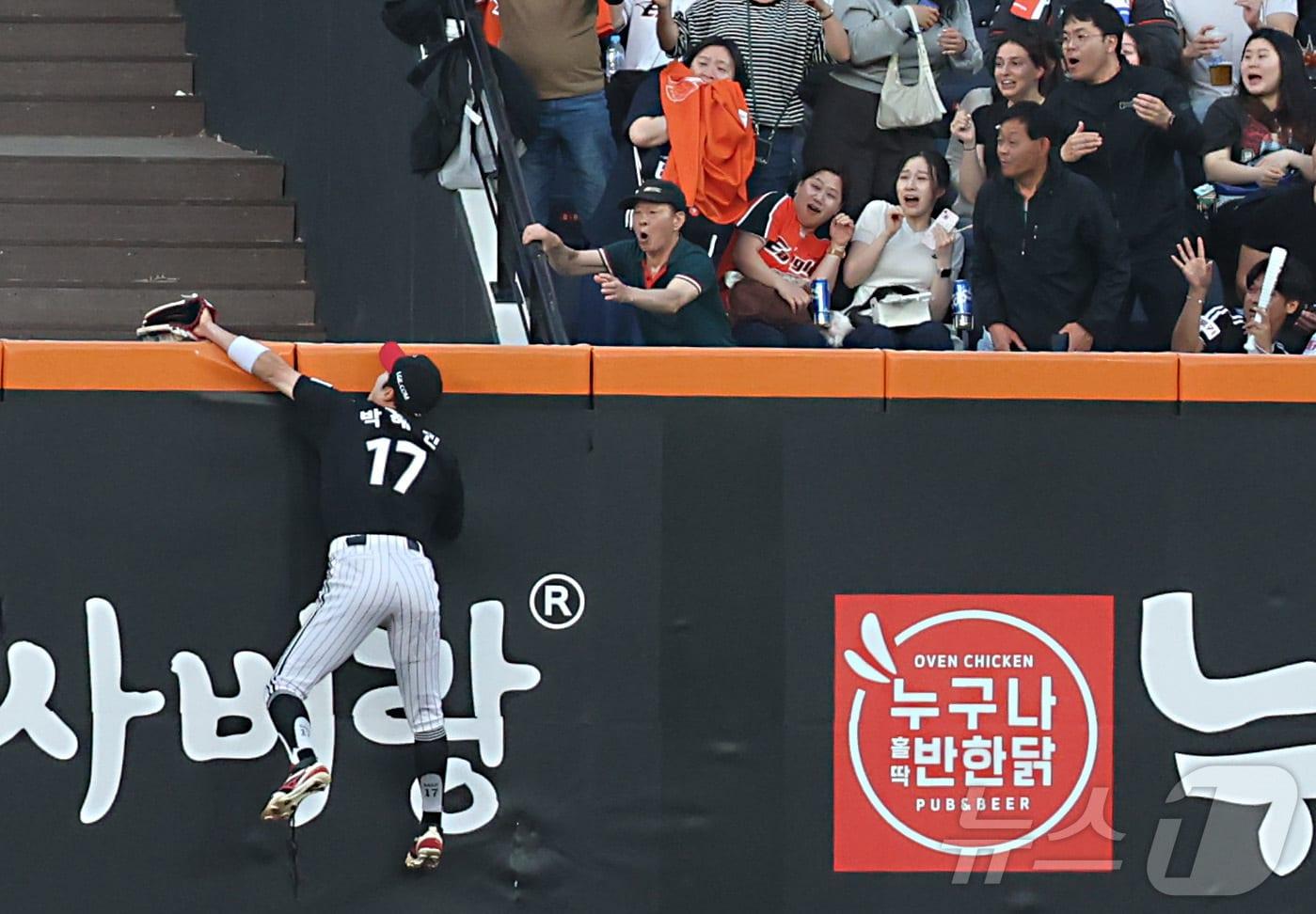 본문 이미지 - 30일 대전 한화생명볼파크에서 열린 &#39;2025 신한 SOL 뱅크 KBO리그&#39; 프로야구 한화 이글스와 LG 트윈스 경기에서 한화 2회말 무사 1루에서 한화 채은성의 홈런성 타구를 LG 박해민이 담장 위에서 잡아내고 있다. 2025.4.30/뉴스1 ⓒ News1 김기남 기자