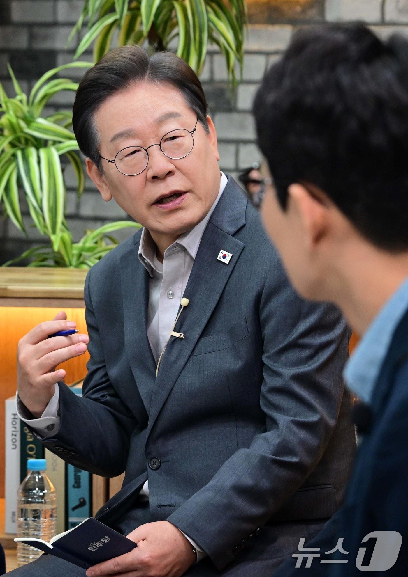 본문 이미지 - 이재명 더불어민주당 대통령 후보가 30일 저녁 서울 구로구 한 스튜디오에서 열린 슬기로운 퇴근생활 직장인 간담회에 참석해 직장인들의 고충을 듣고 답변하고 있다. 2025.4.30/뉴스1 ⓒ News1 국회사진취재단