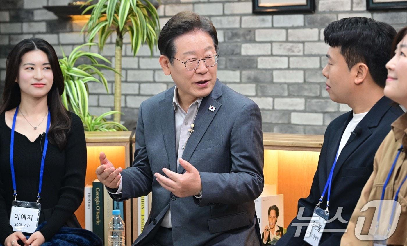 이재명 더불어민주당 대통령 후보가 30일 저녁 서울 구로구 한 스튜디오에서 열린 슬기로운 퇴근생활 직장인 간담회에 참석해 직장인들의 고충을 듣고 답변하고 있다. 2025.4.30/뉴스1 ⓒ News1 국회사진취재단