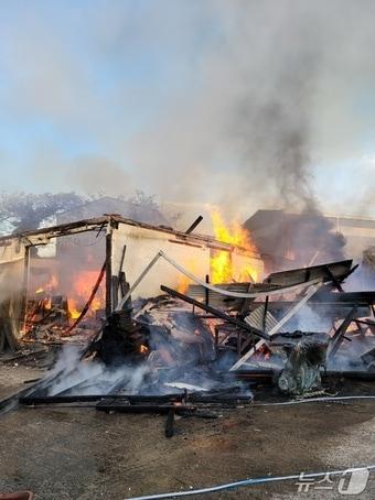 본문 이미지 - 제주시 화북공업단지의 목공소에서 화재가 발생, 건물이 전소되는 등의 피해가 발생했다.( 제주소방안전본부 제공. 재판매 및  DB 금지)/뉴스1