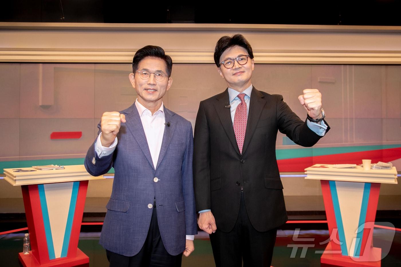 국민의힘 김문수&#40;왼쪽&#41;, 한동훈 대선 경선 후보가 30일 오후 서울 중구 TV조선에서 열린 제21대 대통령 후보자 결승 토론회에 앞서 기념촬영을 하고 있다. 2025.4.30/뉴스1 ⓒ News1 국회사진취재단