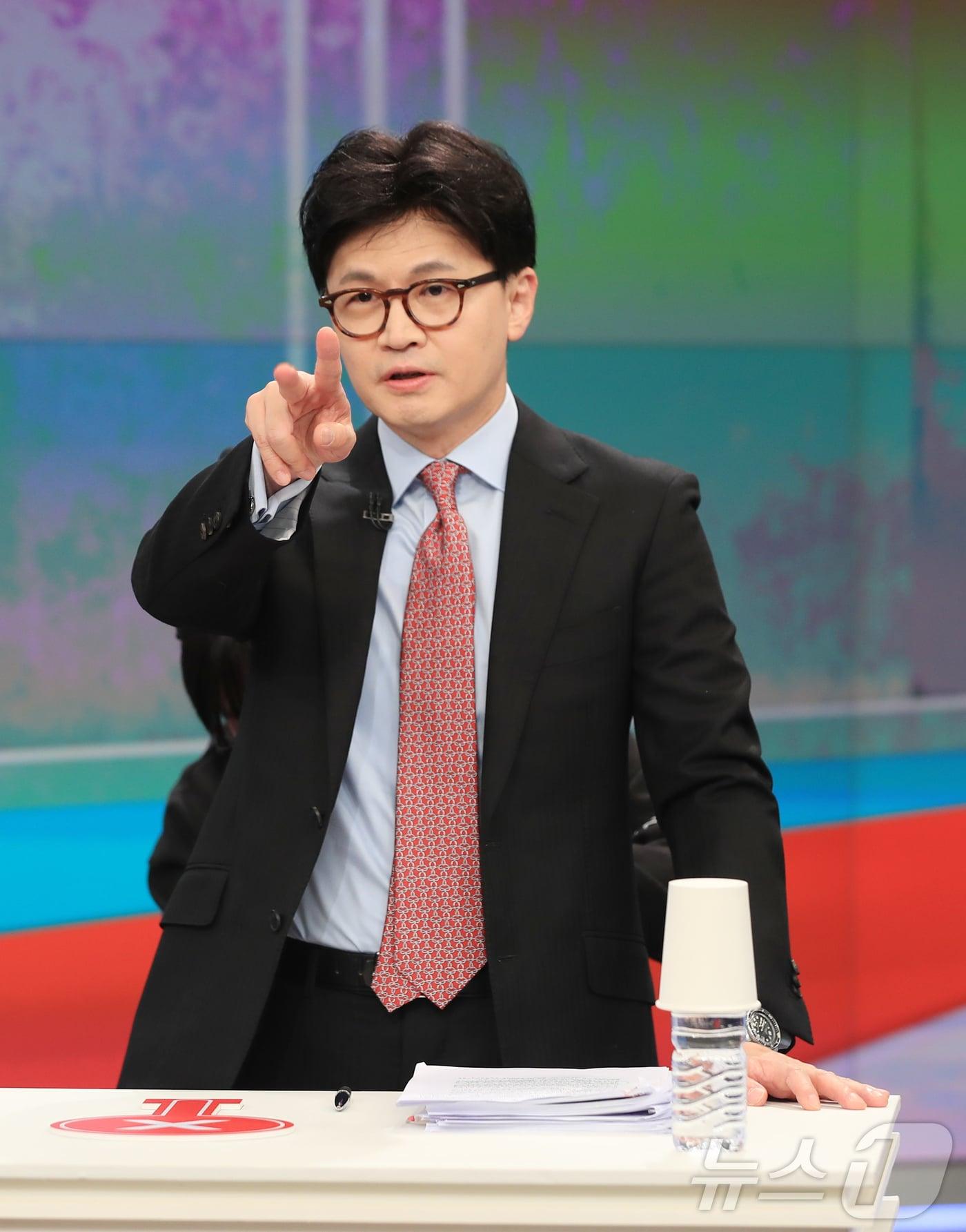 본문 이미지 - 한동훈 국민의힘 대선 경선 후보가 30일 오후 서울 중구 TV조선에서 열린 제21대 대통령 후보자 결승 토론회에 앞서 준비를 하고 있다. 2025.4.30/뉴스1 ⓒ News1 국회사진취재단