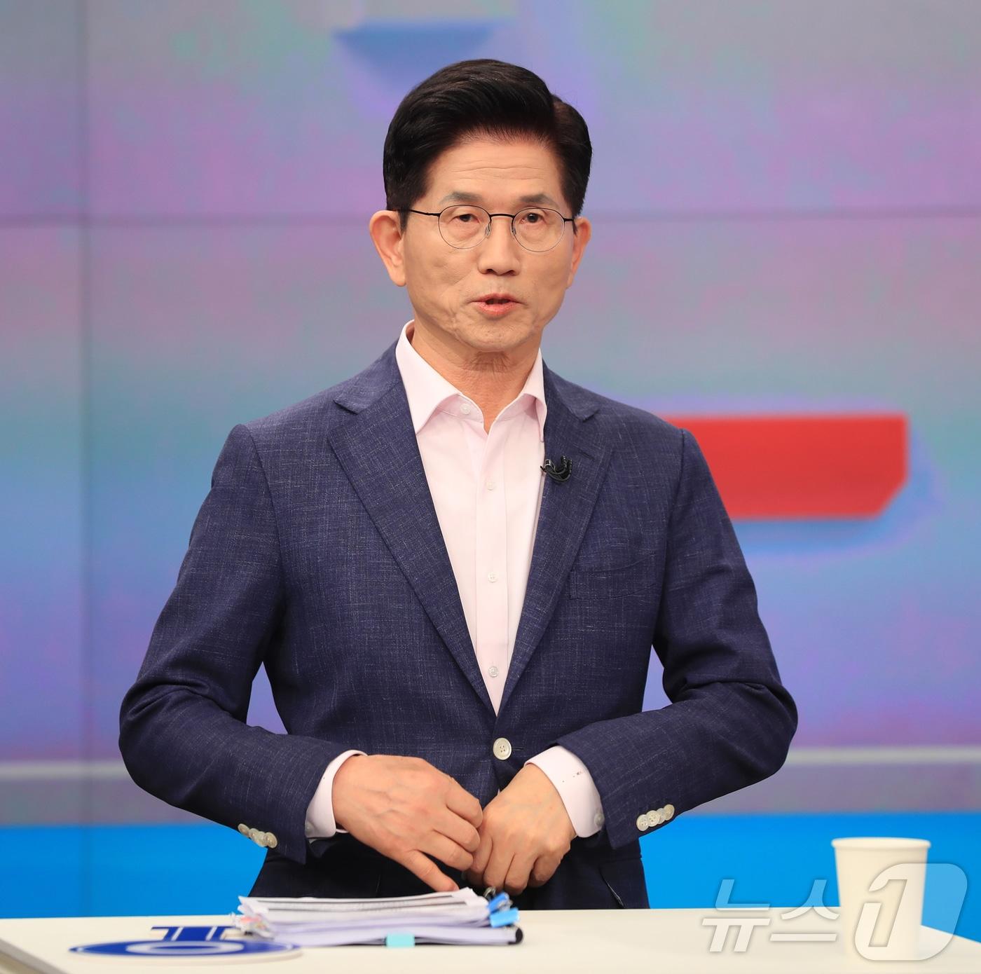 본문 이미지 - 김문수 국민의힘 대선 경선 후보가 30일 오후 서울 중구 TV조선에서 열린 제21대 대통령 후보자 결승 토론회에 앞서 준비를 하고 있다. 2025.4.30/뉴스1 ⓒ News1 국회사진취재단