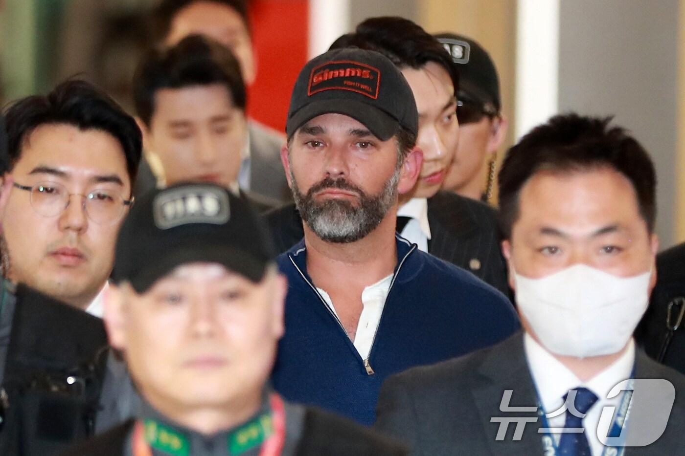 도널드 트럼프 미국 대통령의 장남 트럼프 주니어가 30일 오후 인천국제공항을 통해 출국하고 있다. 정용진 신세계그룹 회장의 초청으로 한국을 방문했던 트럼프 주니어는 방한 기간 동안 국내 재계 총수들과 릴레이 면담을 가진 것으로 알려졌다. &#40;공동취재&#41; 2025.4.30/뉴스1 ⓒ News1 이승배 기자