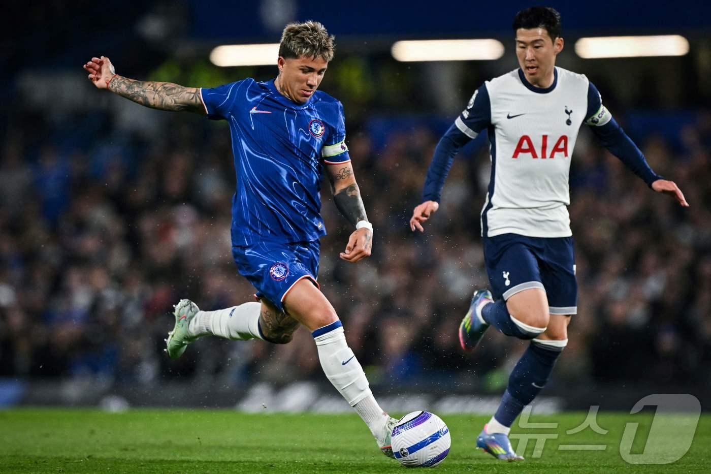 토트넘 홋스퍼의 손흥민이 첼시 엔조 페르난데스를 수비하고 있다. ⓒ AFP=뉴스1