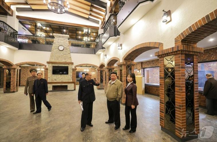 본문 이미지 - &#40;평양 노동신문=뉴스1&#41; = 북한 노동당 기관지 노동신문은 4일 김정은 당 총비서가 지난 3일 준공을 앞둔 화성지구 3단계 구역에 건설된 중요 봉사&#40;서비스&#41;시설들의 운영 준비 정형을 현지지도했다고 보도했다. [국내에서만 사용가능. 재배포 금지. DB 금지. For Use Only in the Republic of Korea. Redistribution Prohibited] rodongphoto@news1.kr