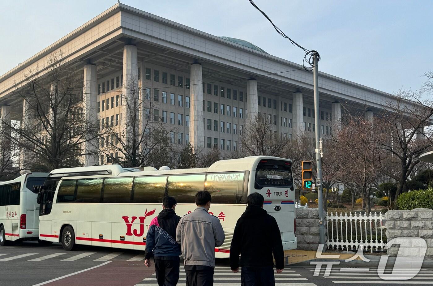 윤석열 대통령 탄핵 심판 선고일인 4일 서울 여의도 국회의사당 5문 앞을 버스가 막고 있다. 국회사무처는 오는 6일까지 외부인 출입을 제한하고 출입문은 1,2,3,6문만 개방한다. 2025.4.4/뉴스1 ⓒ News1 안은나 기자