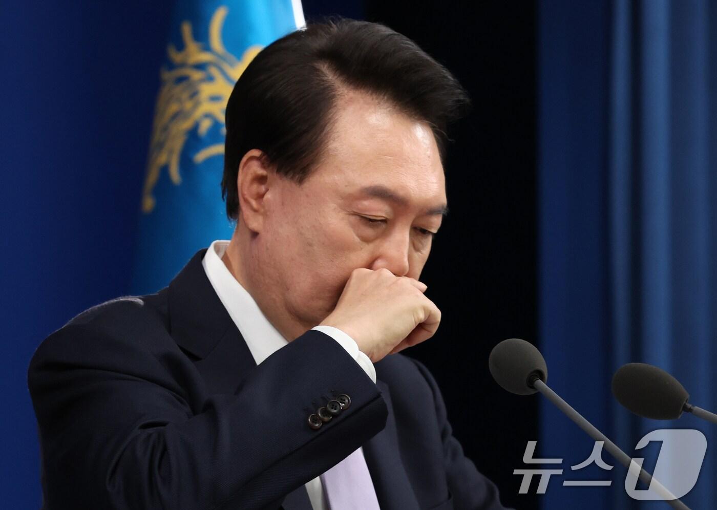 본문 이미지 - 윤석열 전 대통령이 지난24년 11월 7일 서울 용산 대통령실 청사 브리핑실에서 열린 대국민담화 및 기자회견에서 취재진의 질문을 받고 있다. (뉴스1 DB)2025.4.4/뉴스1 ⓒ News1 송원영 기자