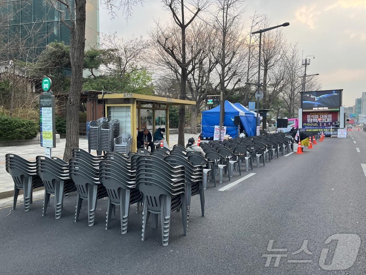 본문 이미지 - 윤석열 대통령의 탄핵심판 선고일인 4일 오전 안국역 인근 윤 대통령 지지자들이 한남동 대통령 관저로 이동하는 모습. 2025.4.4/뉴스1 ⓒ News1 김종훈 기자