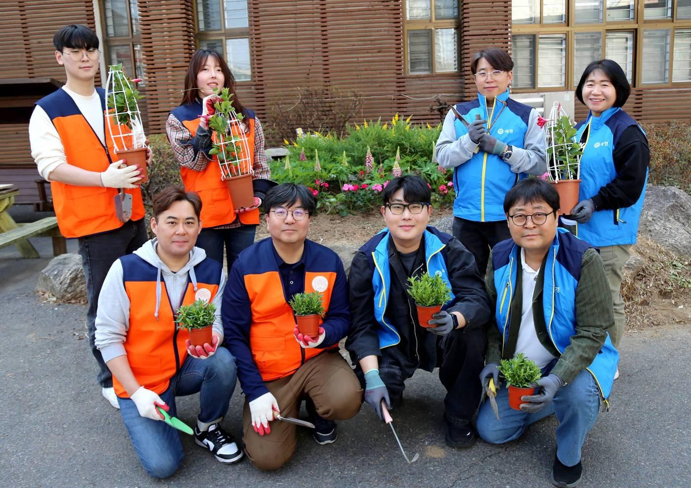 본문 이미지 - 파란꿈터 꽃밭 가꾸기 행사에 참여한 애경산업 직원들과 보둠봉사단 자원봉사자들이 기념촬영을 하고 있다.(애경산업제공)