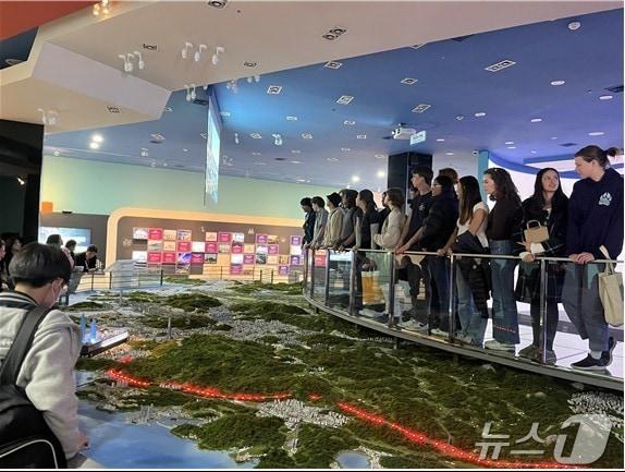 본문 이미지 - 미국 샌도메니코스쿨·부산국제중 학생들이 부산시청 미래도시관을 둘러보고 있다.(부산시청 제공. 재판매 및 DB 금지)