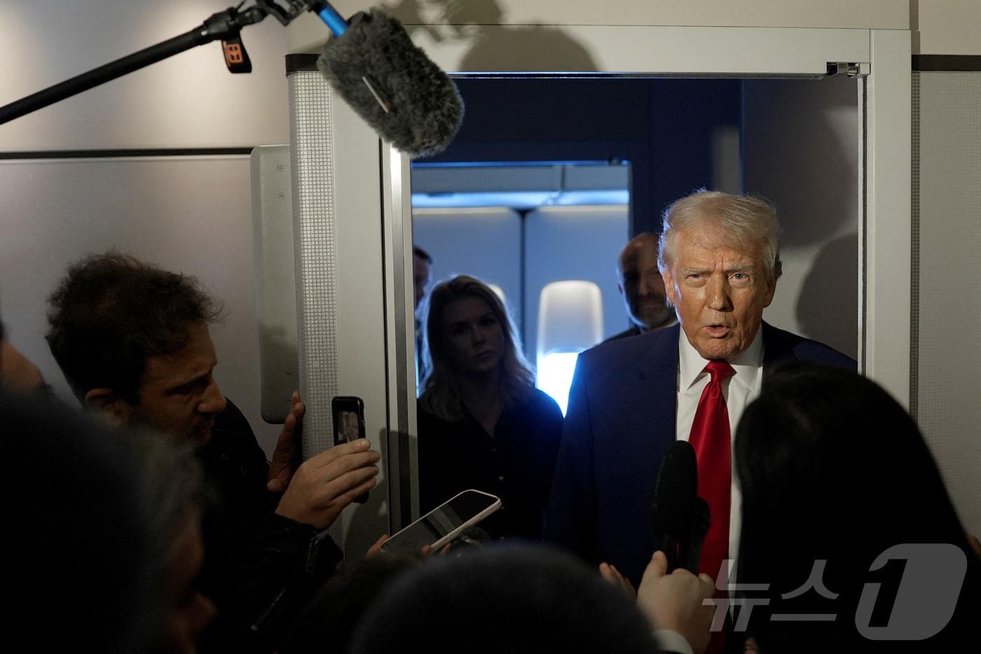 도널드 트럼프 미국 대통령이 3일(현지시간) 플로리다주 마이애미로 이동하는 기내에서 취재진과 만나 "상호관세로 미국 주식시장의 큰 폭 하락은 예상됐던 것＂이라고 말하고 있다. 2025.04.04 ⓒ 로이터=뉴스1 ⓒ News1 우동명 기자
