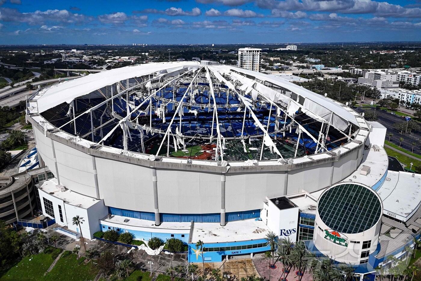 본문 이미지 - 태풍으로 지붕이 뜯겨져 나간 트로피카나 필드. ⓒ AFP=뉴스1