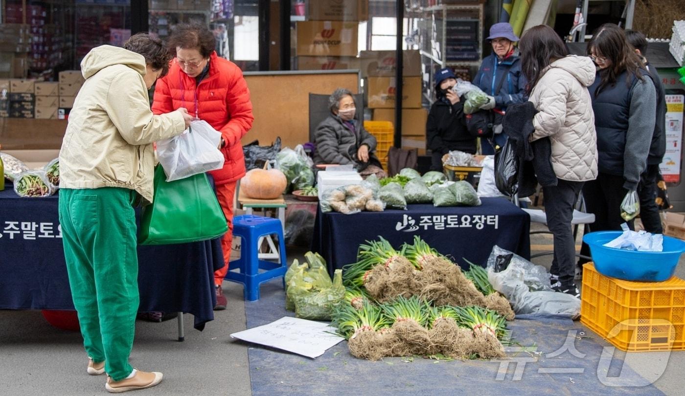 충북 괴산군은 전통시장 활성화와 지역 농·특산물 소비 촉진을 위해 5일부터 '전통시장 토요장터'를 본격 운영한다.(괴산군 제공)/뉴스1