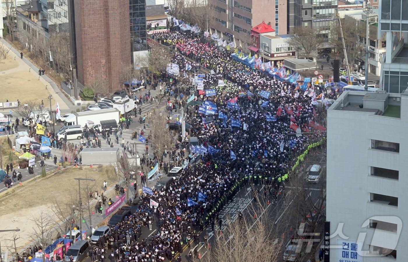 윤석열 대통령 탄핵심판 선고일인 지난 3일 서울 종로구 헌법재판소 인근 율곡로에서 집회 참가자들이 윤 대통령 파면을 촉구하고 있다 . 2025.4.4/뉴스1 ⓒ News1 사진공동취재단